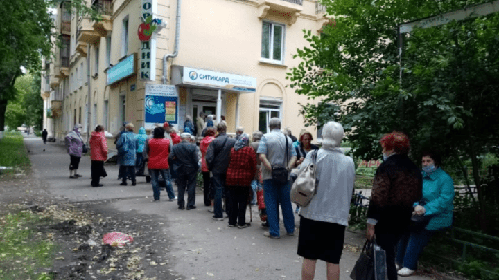 Нижегородские пенсионеры не смогли разблокировать проездные и столпились у офисов «Ситикарда»
