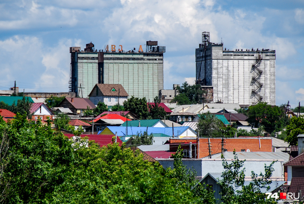 А этот возвышается над городом, присматривая за ним А этот возвышается над городом, присматривая за ним