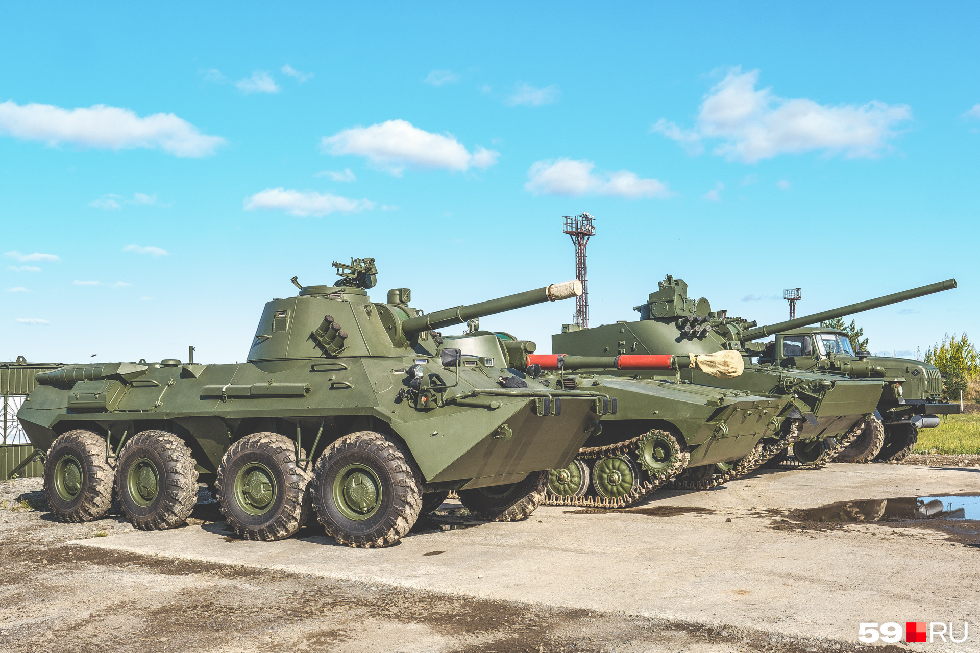 Слева направо: самоходное орудие «Нона-СВК», артиллерийское орудие «Гвоздика», самоходное орудие «Вена» и боевая машина «Град»