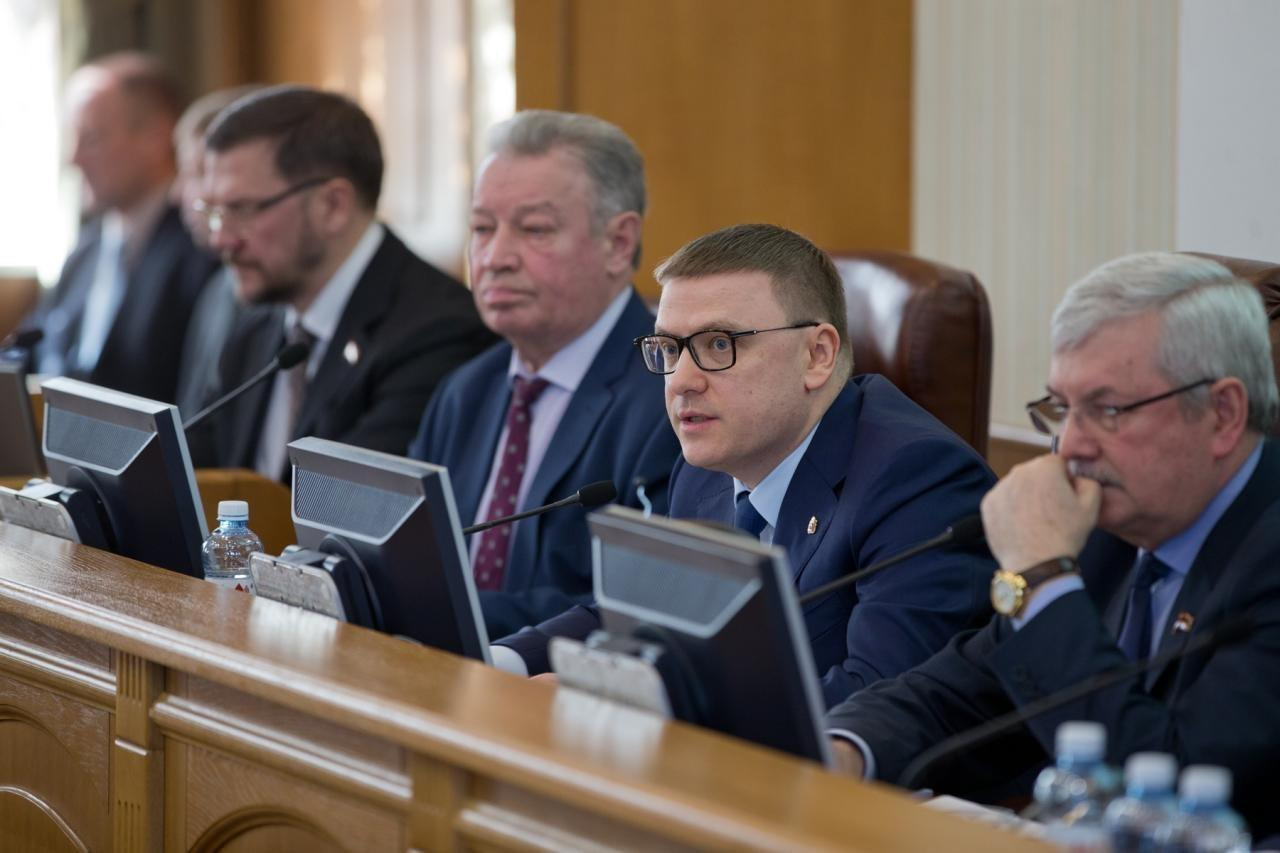Доклад вице-спикера ЗСО Анатолия Брагина (второй слева) занял пять минут
