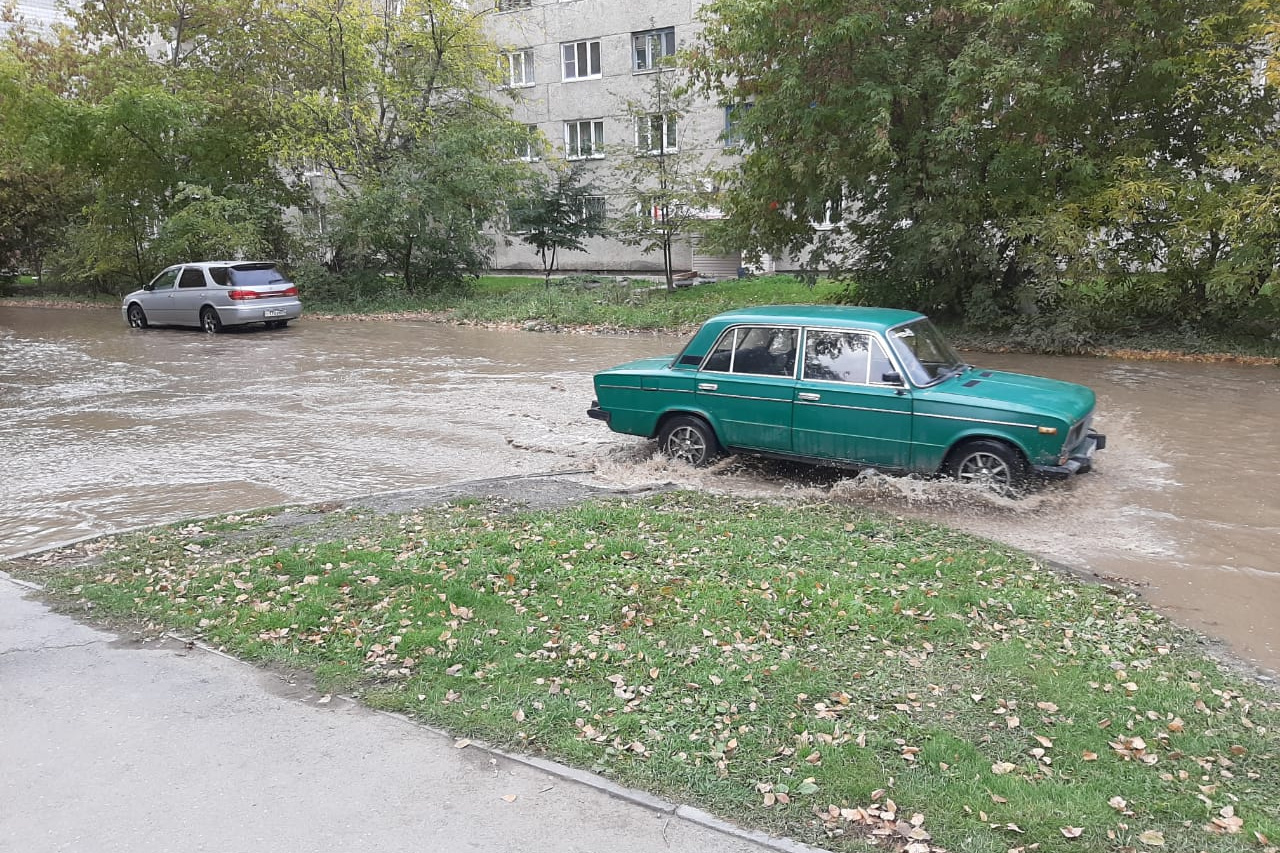 в дзержинском прорвало трубу