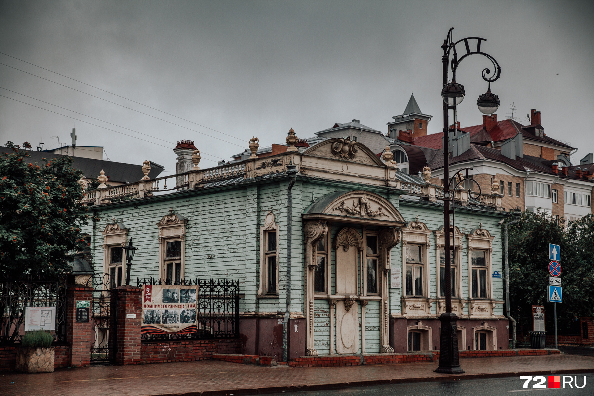 По одной из городских легенд, богатей возвращается из загробного мира в поисках своих денег По одной из городских легенд, богатей возвращается из загробного мира в поисках своих денег