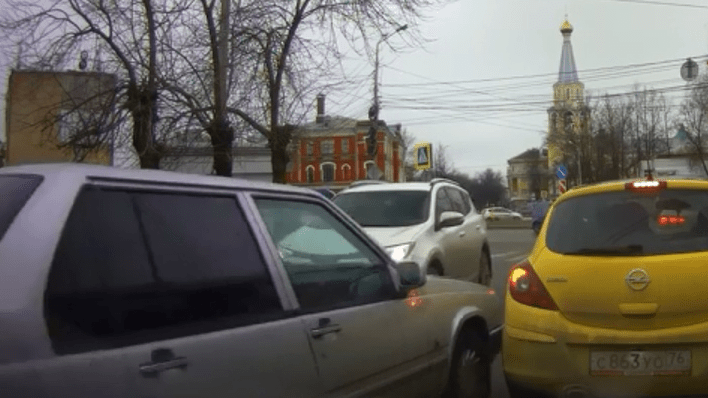 В Ярославле разыскивают водителя Volvo, сбежавшего с места ДТП