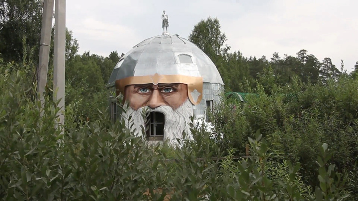 Южноуралец построил 11-метровый дом в виде головы Святогора и принимает в нём туристов