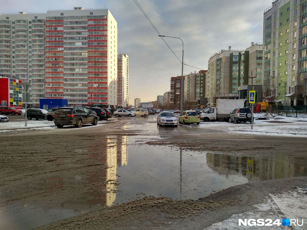 Из-за глубокой лужи многие не могли подобраться к своим машинам Из-за глубокой лужи многие не могли подобраться к своим машинам