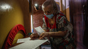 Как новосибирцы голосуют на дому: 10 атмосферных фото