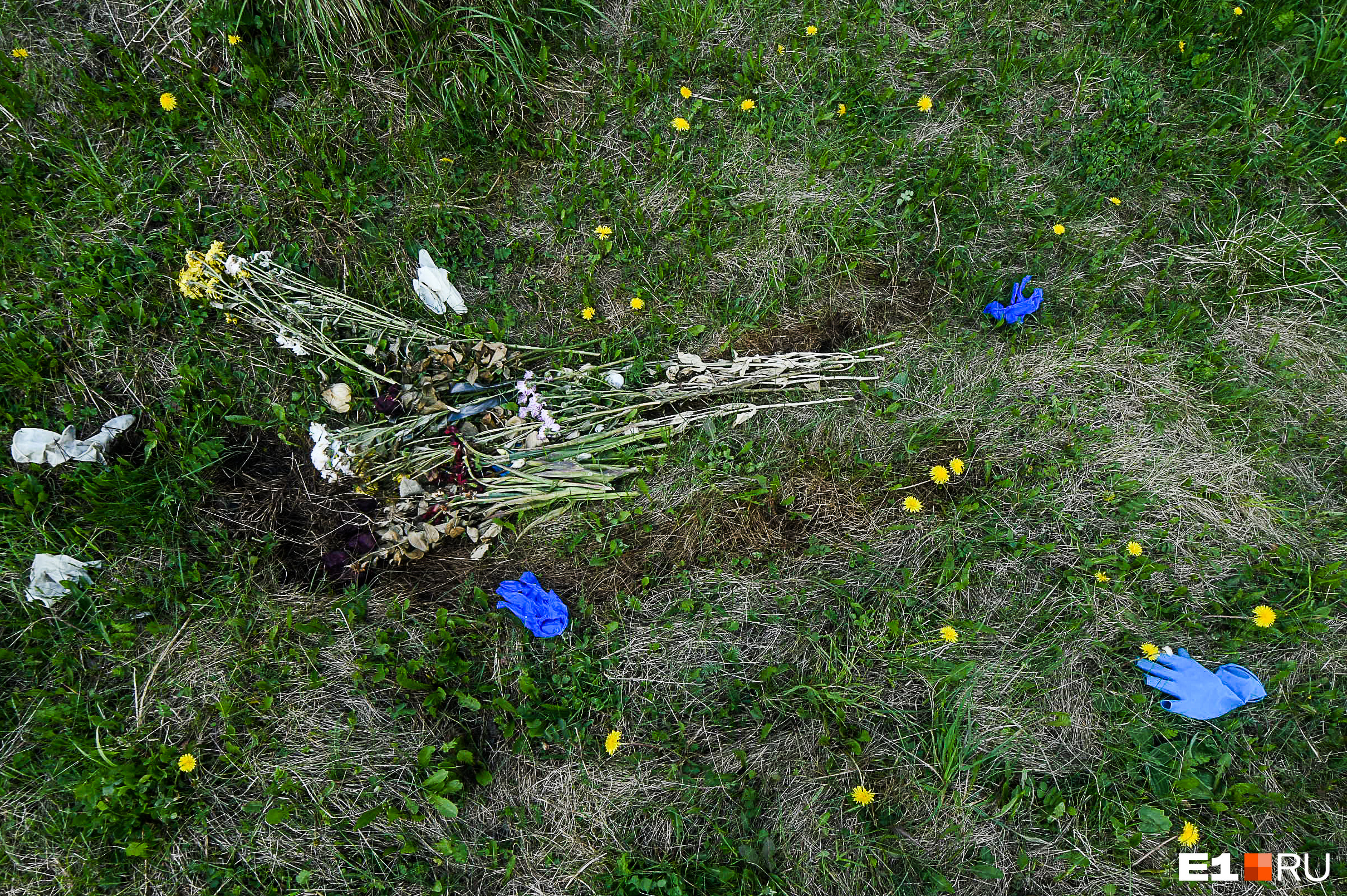 к разбитому доту приходят ребята приносят цветы на могилу фото 98