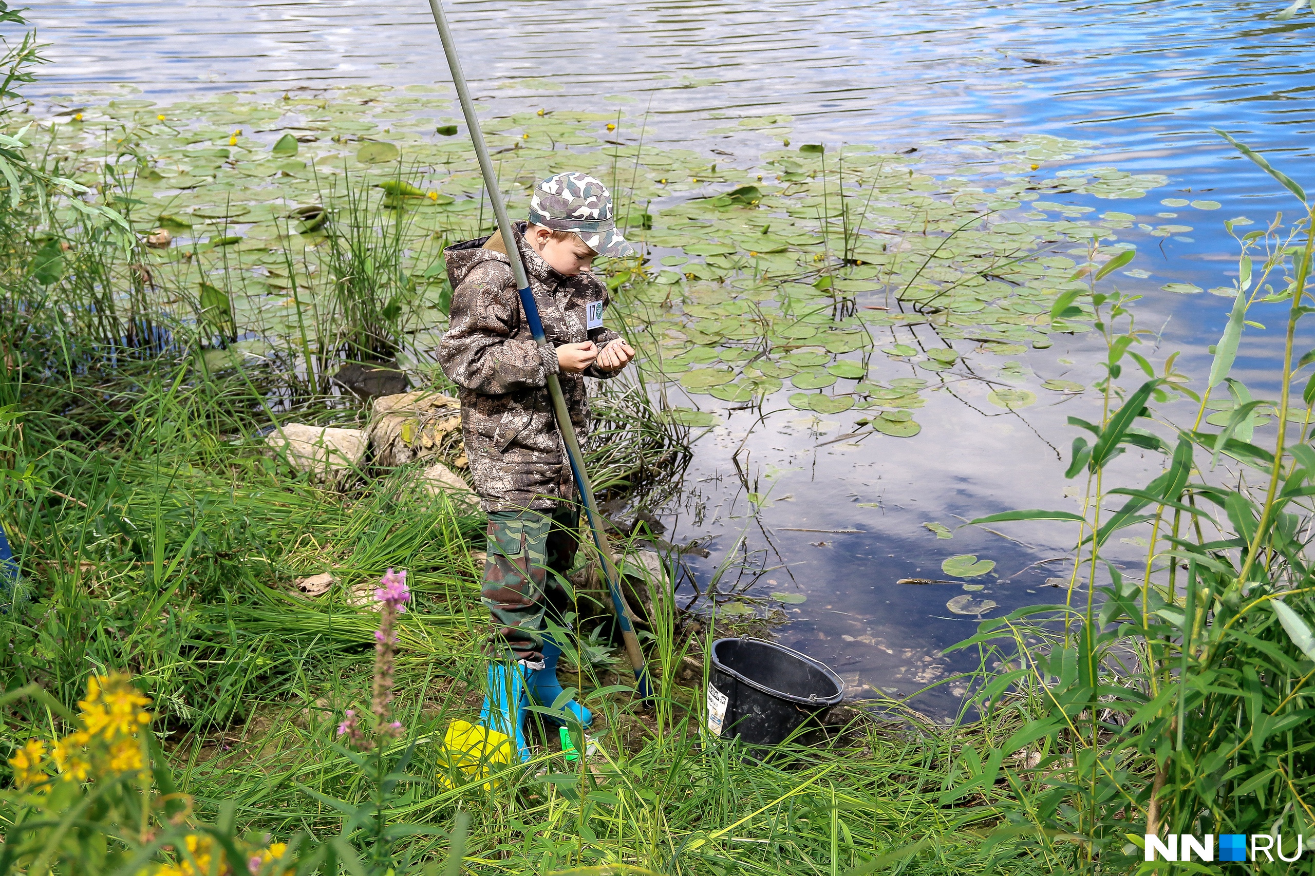 Самый молодой участник фестиваля — 11-летний Арсений Кулясов. Тем, что владеет рыбацким ремеслом с детства, очень гордится