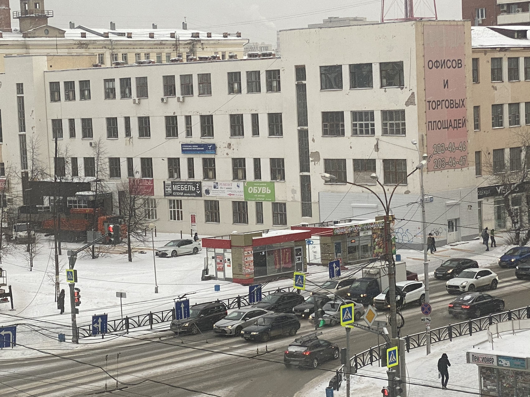 К зданию стягивается строительная техника К зданию стягивается строительная техника