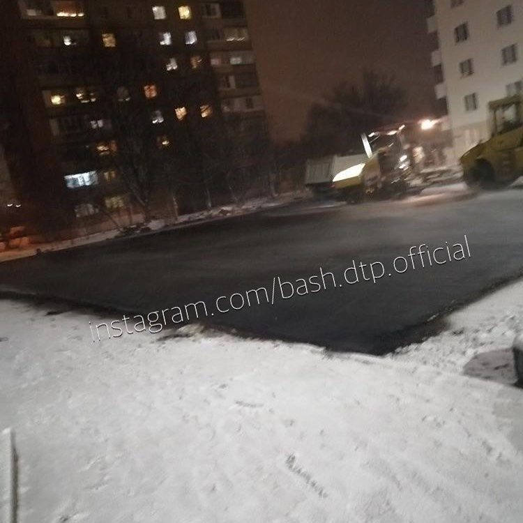 Тут аж футбольное поле залили в снег Тут аж футбольное поле залили в снег