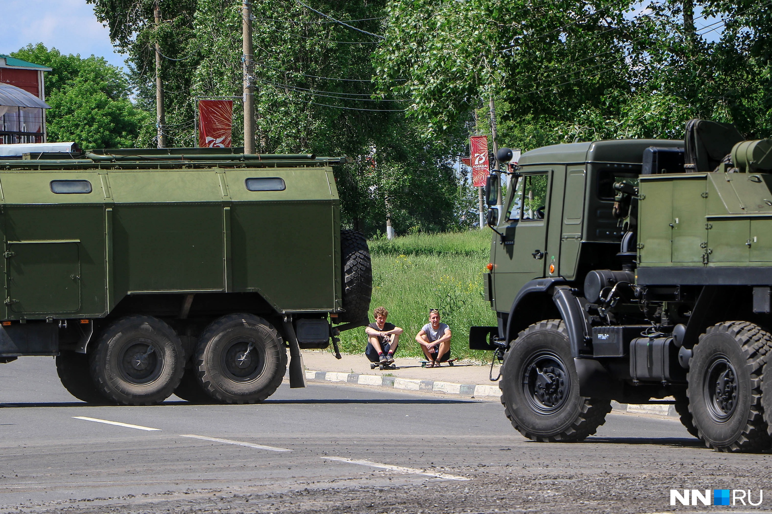 В сложившихся условиях нашлись люди, пришедшие посмотреть на военную технику В сложившихся условиях нашлись люди, пришедшие посмотреть на военную технику