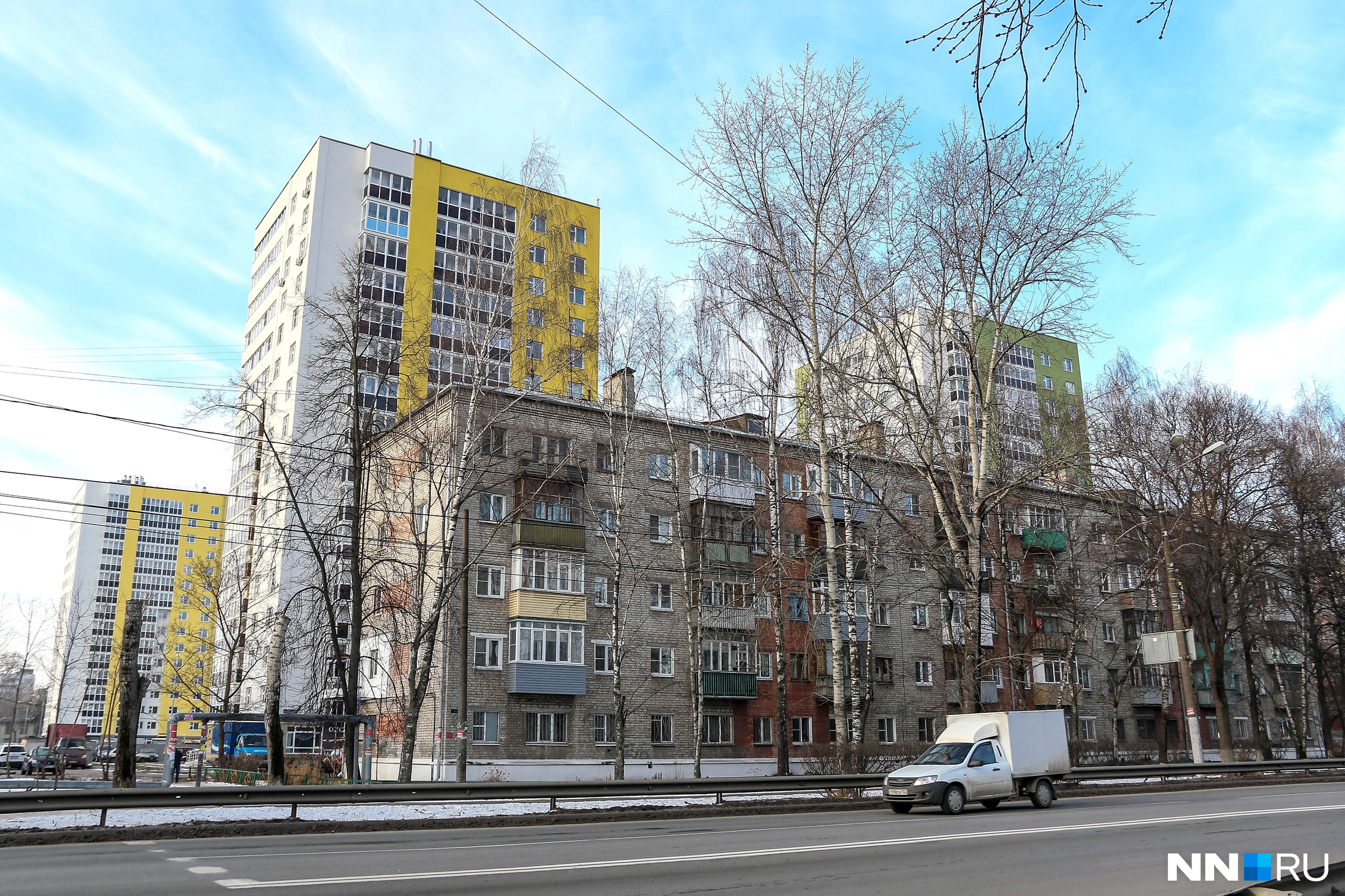 ЖК «Циолковский» возвышается над серыми хрущевками ЖК «Циолковский» возвышается над серыми хрущевками