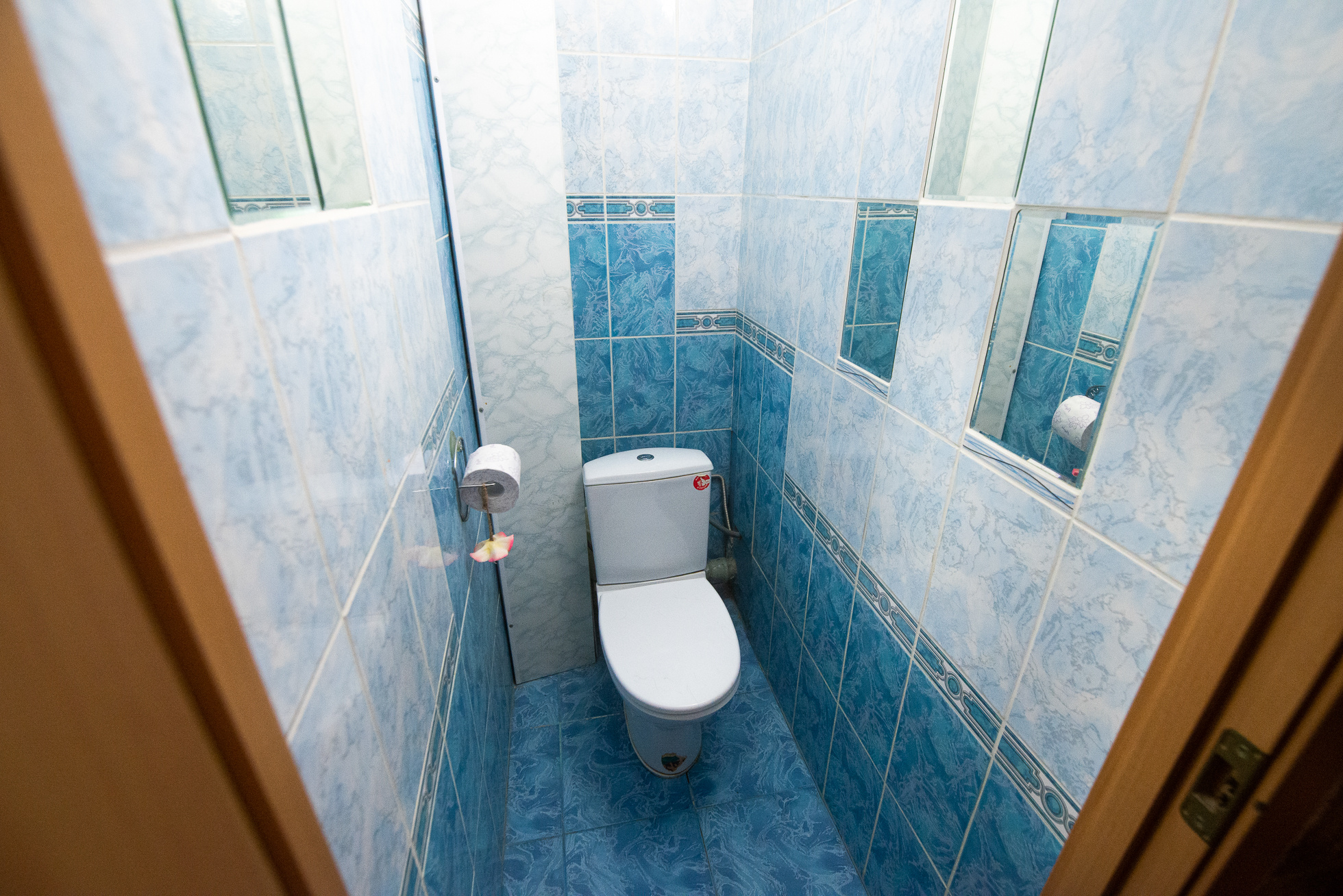 Даже туалет может выглядеть просторным кабинетом, если его правильно снять