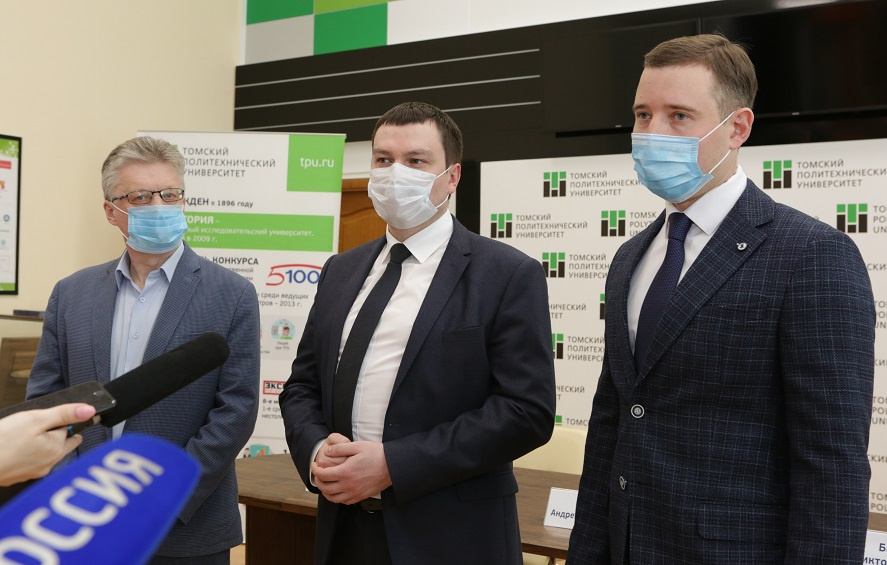 Виктор Бабиков (на фото справа) договорился об открытии центра ядерной медицины в Томске и через неделю уехал в Омск Виктор Бабиков (на фото справа) договорился об открытии центра ядерной медицины в Томске и через неделю уехал в Омск