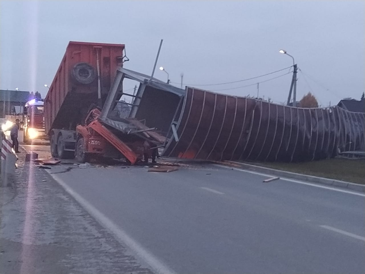 КАМАЗ снес пешеходный мост в Екатеринбурге