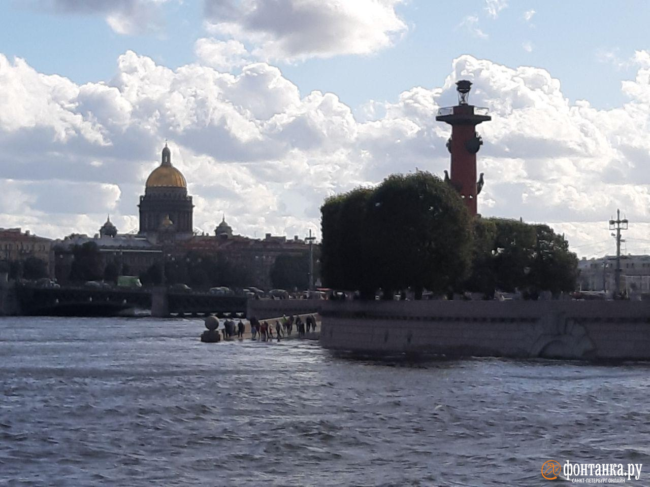 Стрелка Васильевского острова спуск к Неве