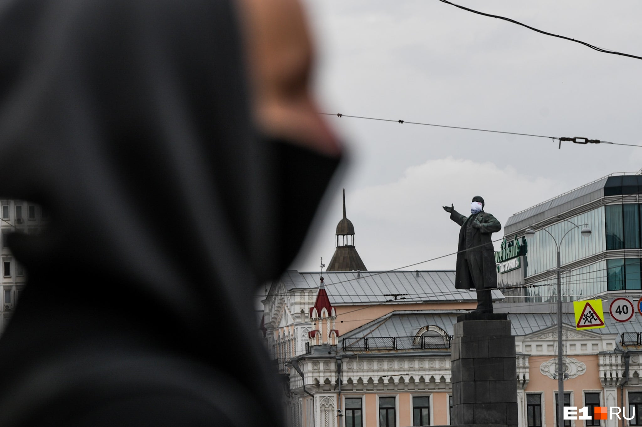 В Екатеринбурге за социальную дистанцию и маски агитировали даже памятники