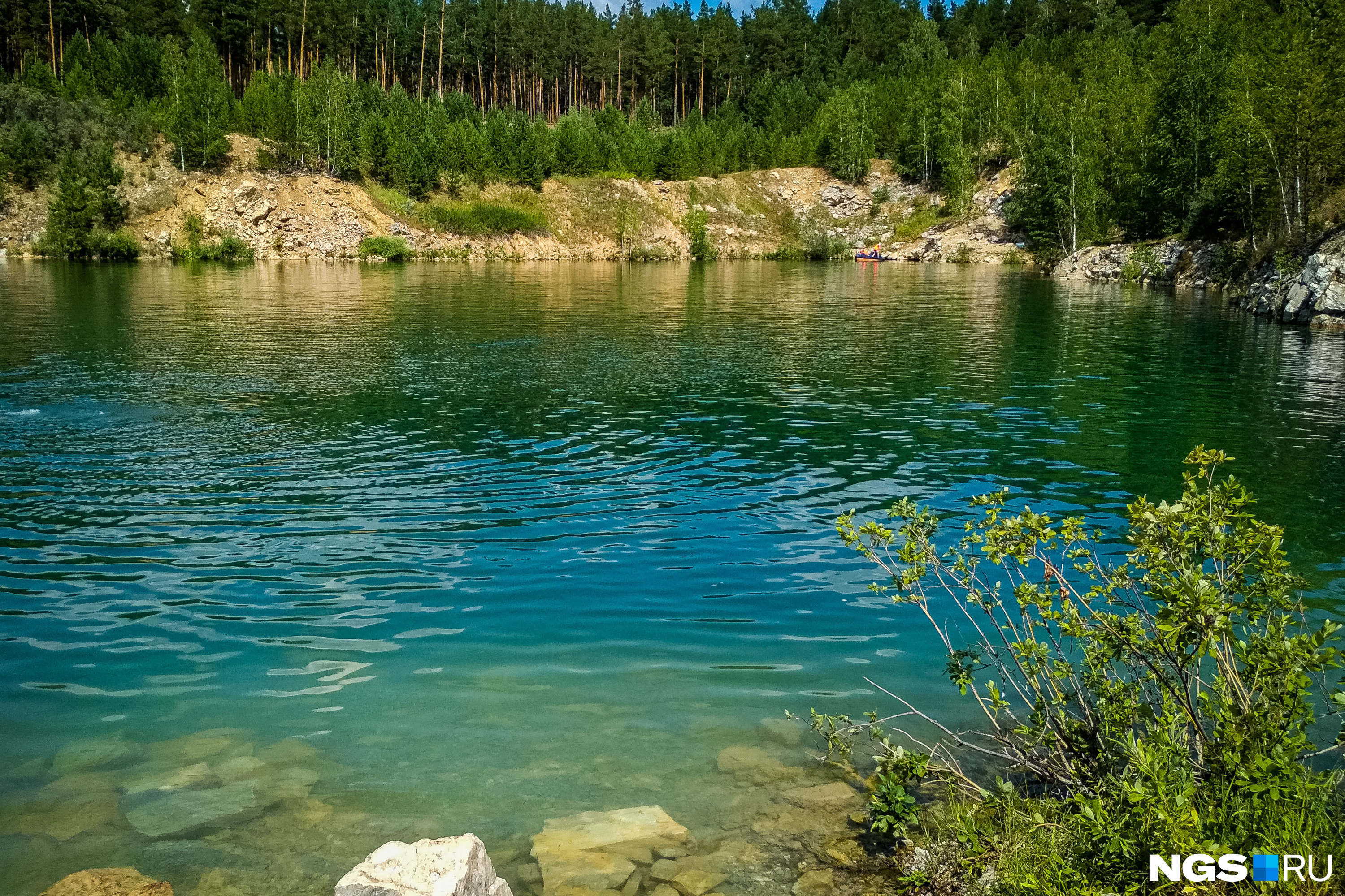 Карьеры в новосибирске. Мраморное озеро в Абрашино. Караканский Бор озеро. Мраморное озеро в Абрашино Новосибирская область. Мраморное озеро в Караканском Бору.