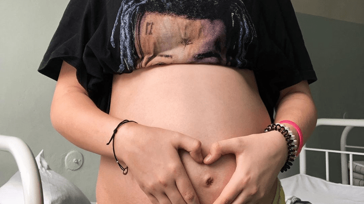 «Кажется, я рожаю!»: беременная железногорская школьница попала в роддом