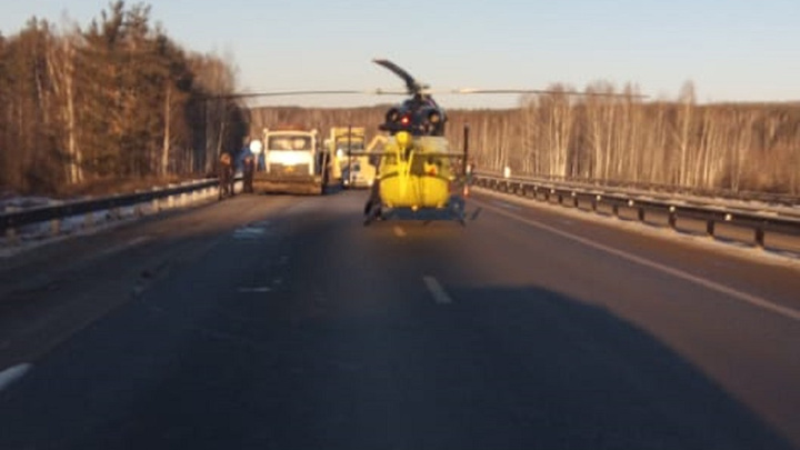 На Челябинском тракте посадили вертолет, чтобы эвакуировать пострадавшего в ДТП