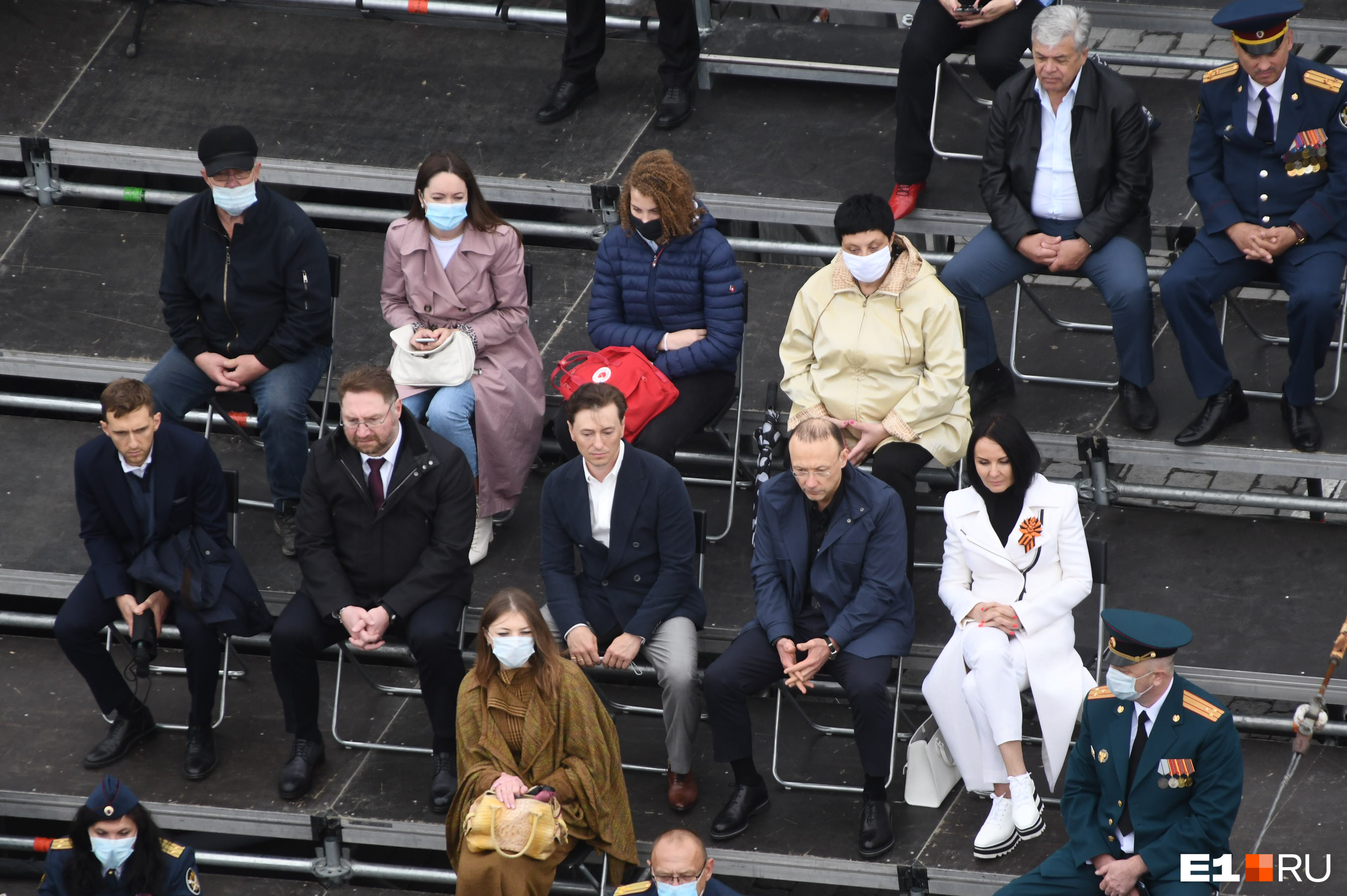 Актер Сергей Безруков тоже был на параде, он (почему-то без маски) сидел на трибуне рядом с главой РМК Игорем Алтушкиным