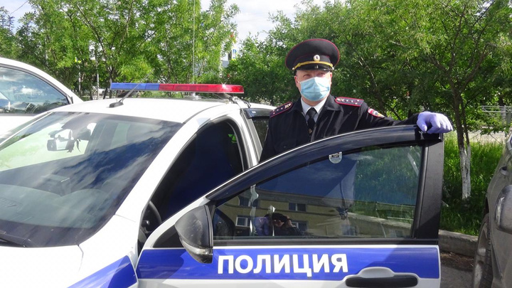 Полчаса плакал в машине: в Каменске-Уральском сотрудник ГИБДД спас малыша из душного автомобиля