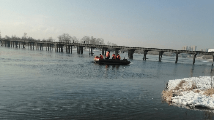 «Надежды мало»: поисковики рассказали, как могли утонуть два рыбака в Красноярске