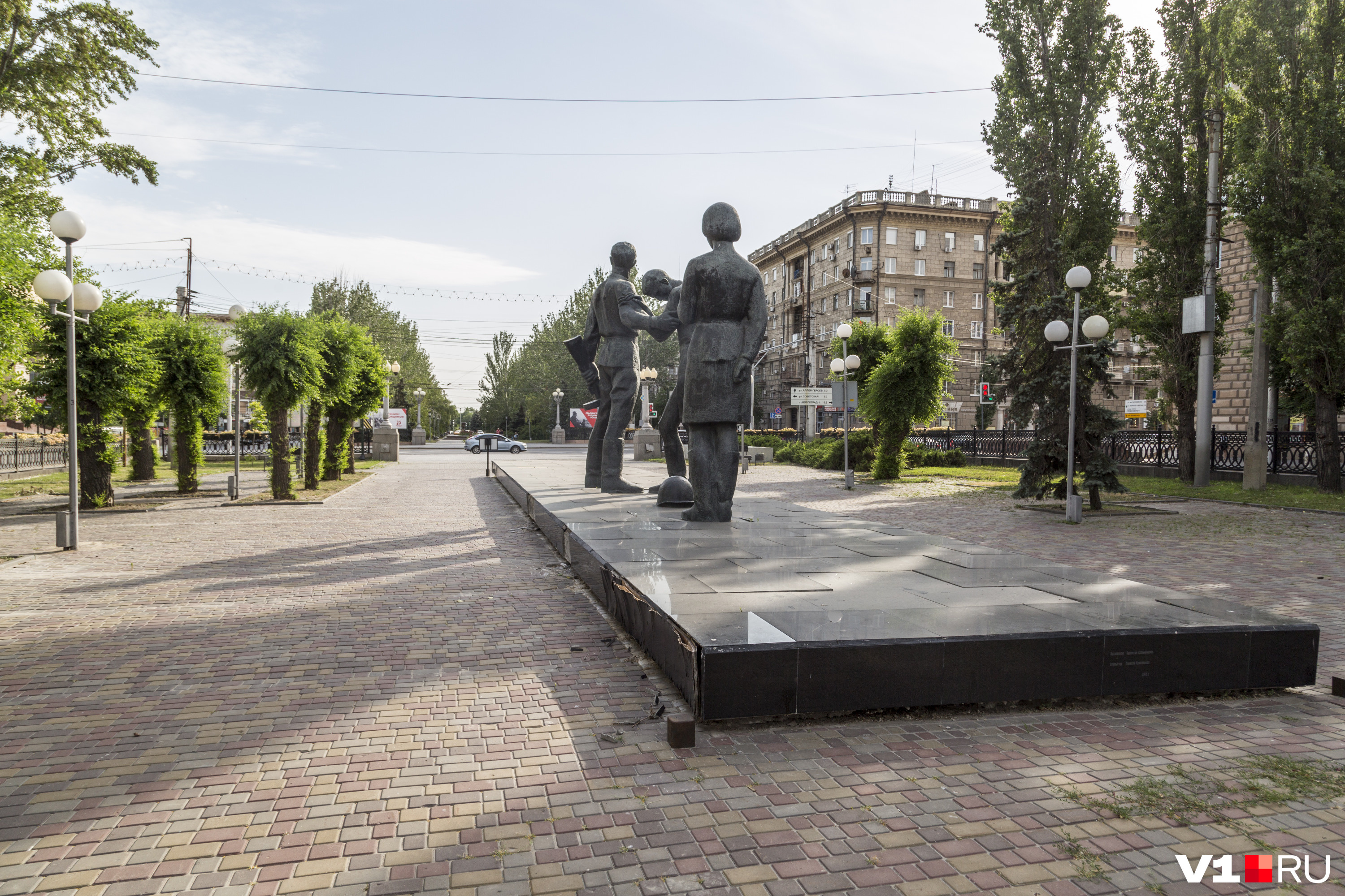 Возле памятника не забыли обрубить деревья, а о том, что его надо помыть - не вспомнили Возле памятника не забыли обрубить деревья, а о том, что его надо помыть - не вспомнили
