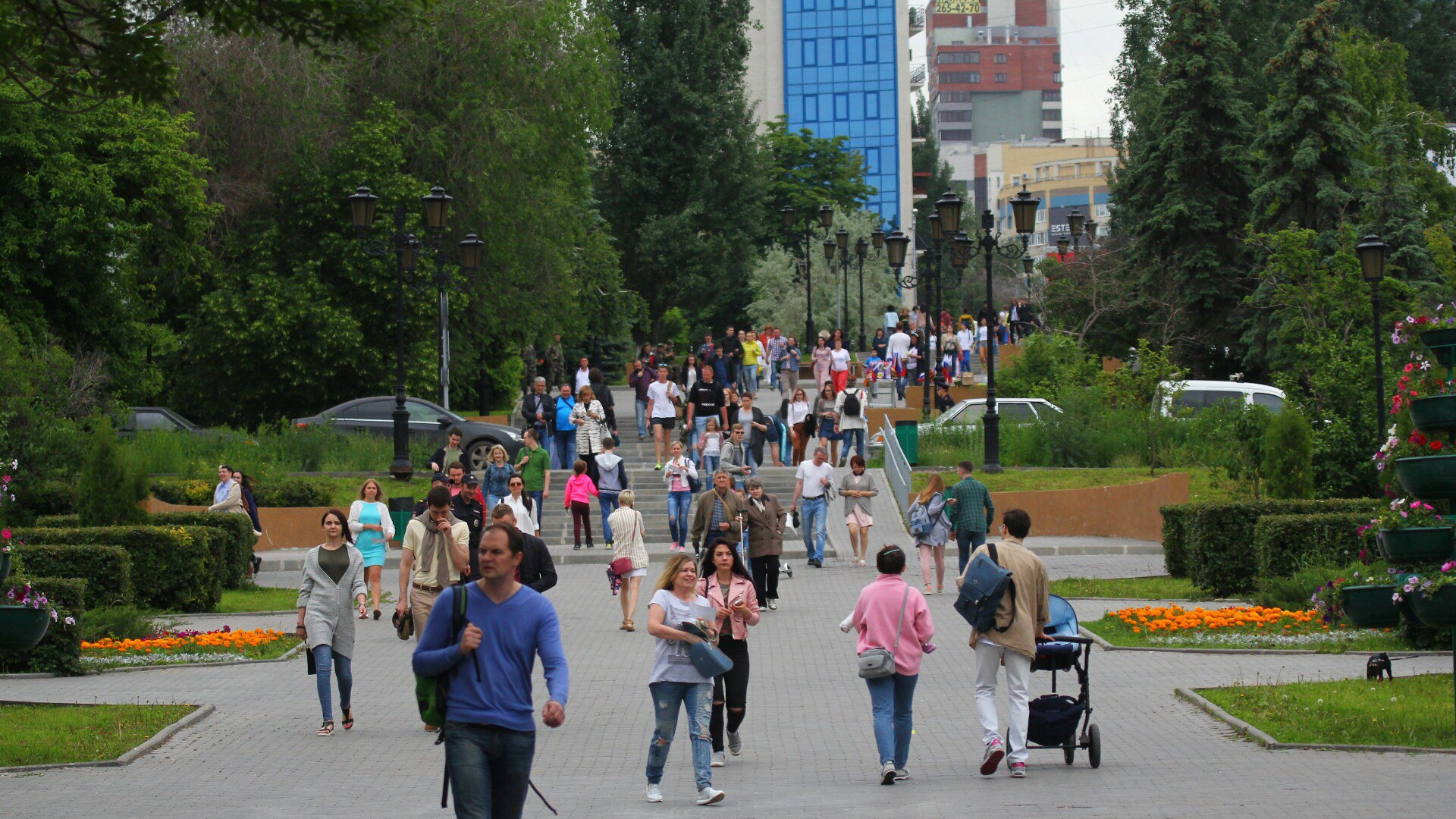 Сколько людей в тольятти. Жители Тольятти. Люди в Самаре. Фото площадь труда июнь 2023.