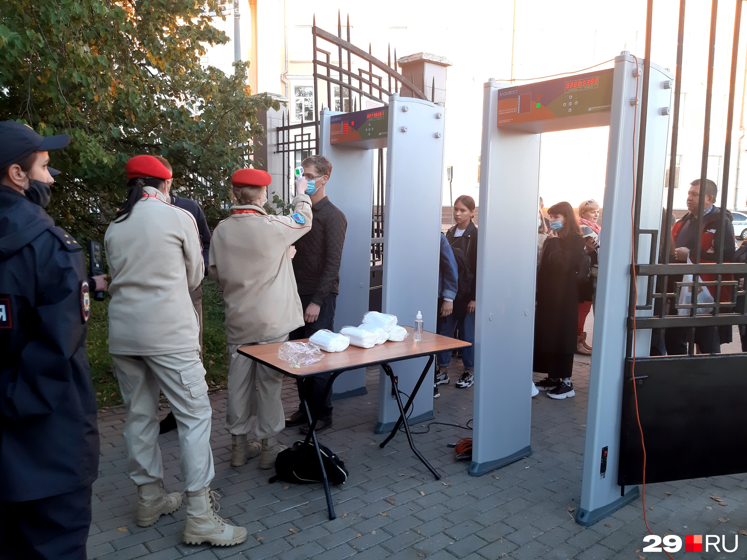 На входе измеряют температуру, выдают маску и обрабатывают руки антисептиком На входе измеряют температуру, выдают маску и обрабатывают руки антисептиком