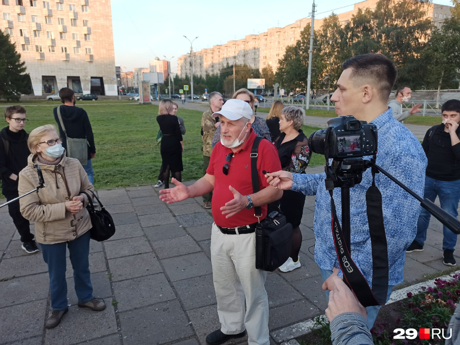 Жители архангельска. Жители Архангельска толпа. Жители Архангельска имеют светлые волосы.