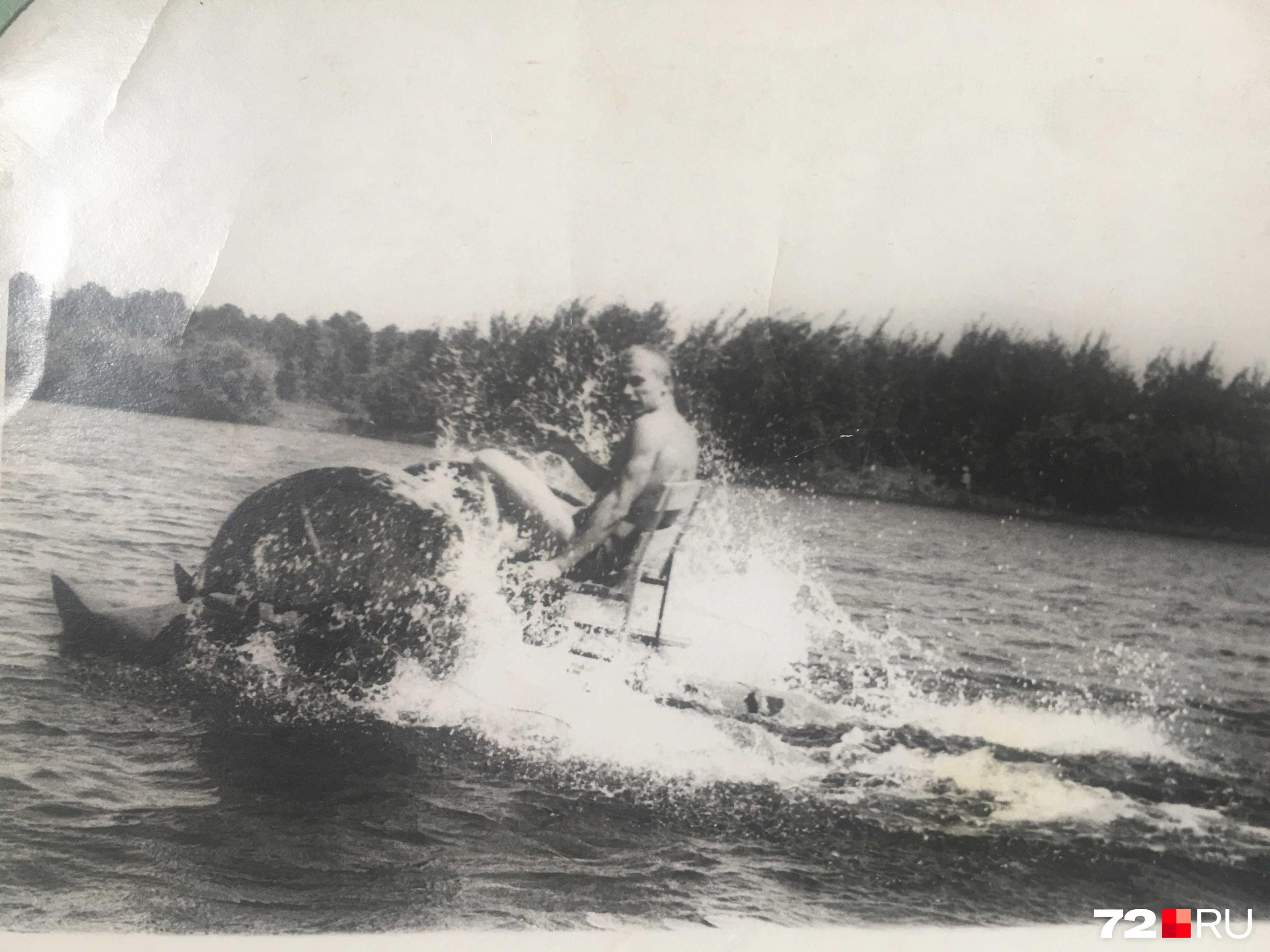 Вот так было на Верхнем Бору в 1972 году. Молодой тюменец гоняет на таком интересном катамаране по воде