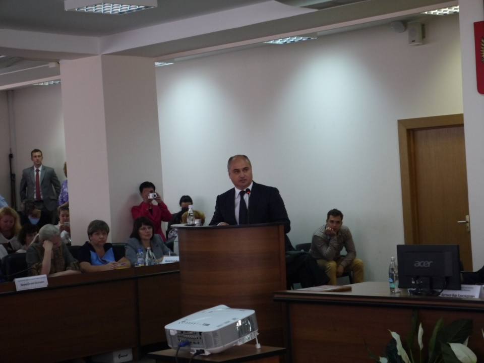 Олег Кондрашов зачитывает отчет за 2014 год. Чуть позже депутаты проголосуют за его отставку