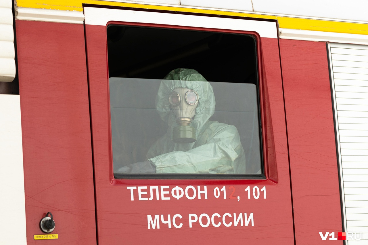 Пожарные прибыли к месту ЧП уже в костюмах химзащиты Пожарные прибыли к месту ЧП уже в костюмах химзащиты