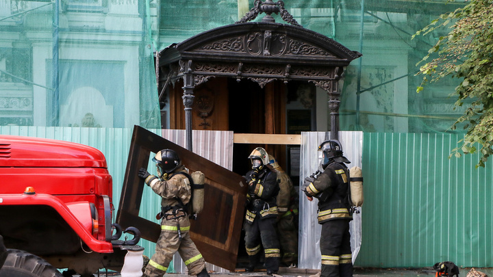 Огонь потушен полностью: онлайн-трансляция с пожара в музее Горького