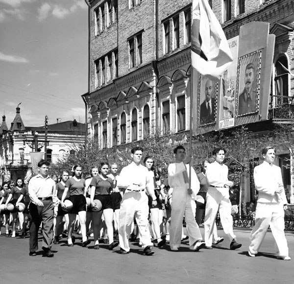 До развала СССР демонстрации были главным событием в советские праздники, принимать в них участие сотрудники предприятий были обязаны