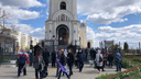 Верующие спасались масками: фоторепортаж 161.RU из ростовских храмов в Вербное воскресенье