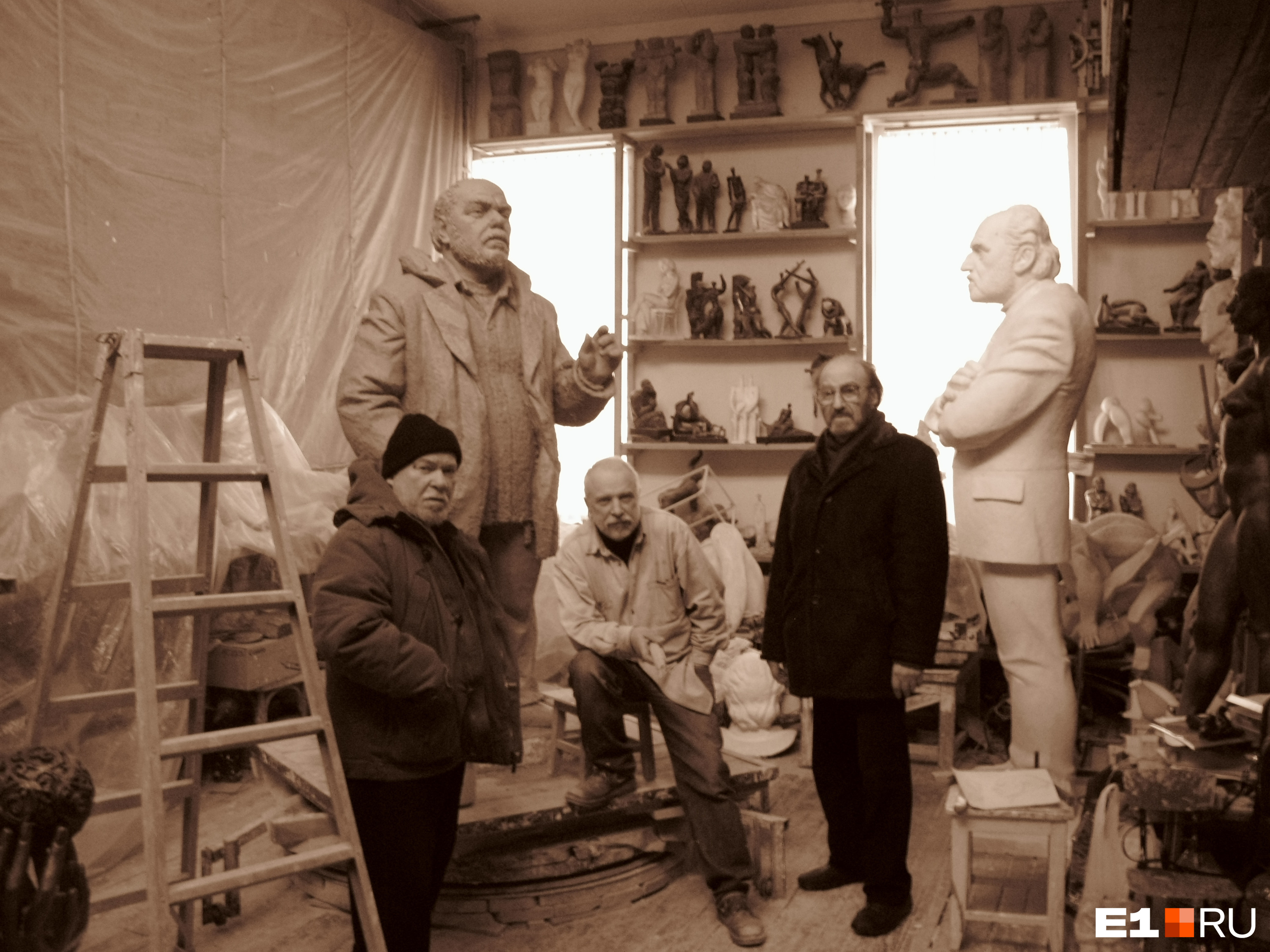 В мастерских работали многие известные художники и скульпторы. На фото: Миша Брусиловский, Андрей Антонов, Виталий Волович