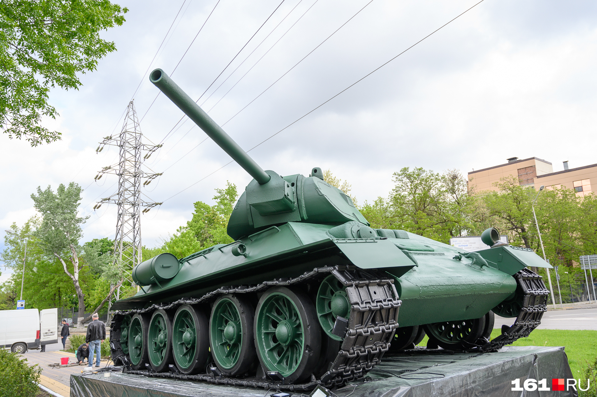 Танк Т-34 стоит на площади Химиков 