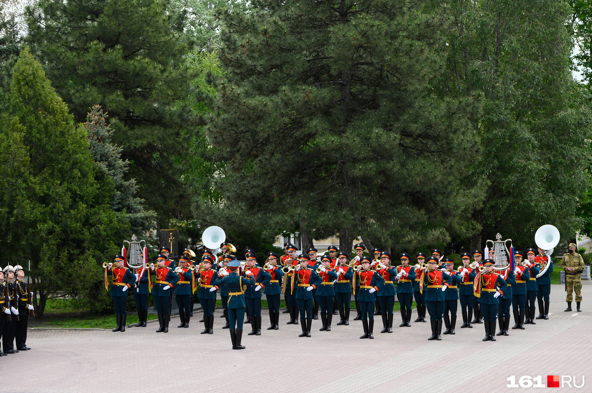 После того как церемония закончилась, оркестр начал исполнять мелодии военных лет