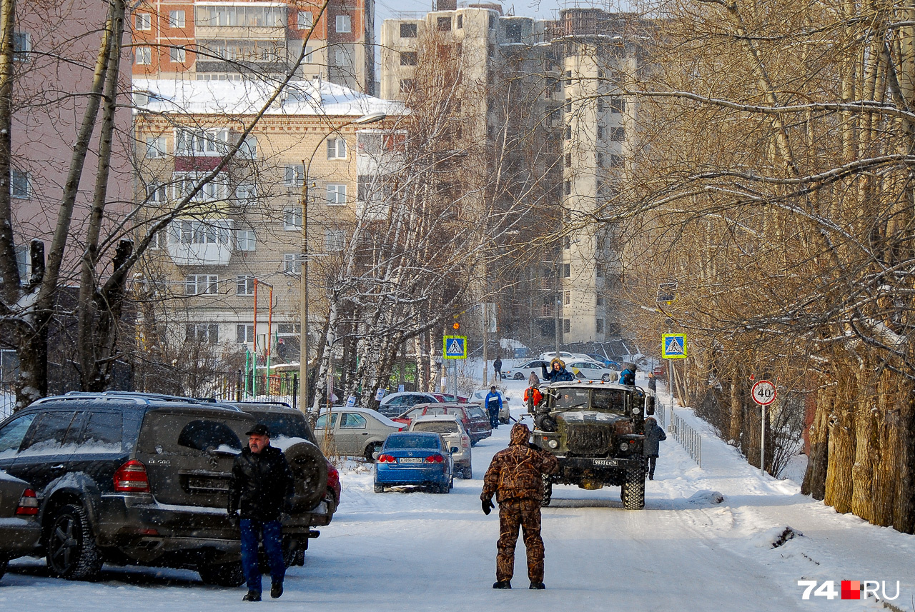 «Урал» едет на исходную позицию. В кузове звукачи и помощники режиссера «Урал» едет на исходную позицию. В кузове звукачи и помощники режиссера