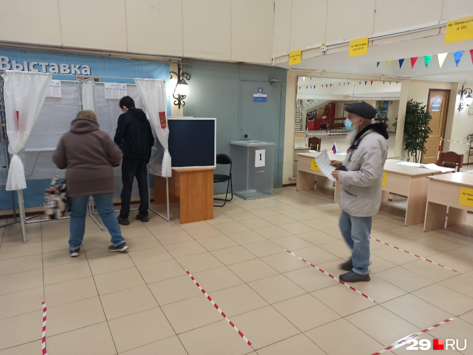 Что большая часть голосующих — пожилые, <a href="https://29.ru/text/politics/69465897/" target="_blank" class="_">заметил и наш фотограф</a> Что большая часть голосующих — пожилые, <a href="https://29.ru/text/politics/69465897/" target="_blank" class="_">заметил и наш фотограф</a>