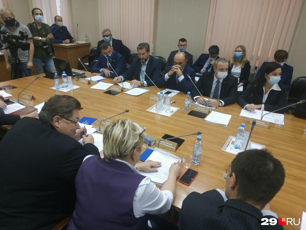 Депутаты обсуждают кандидатов Депутаты обсуждают кандидатов