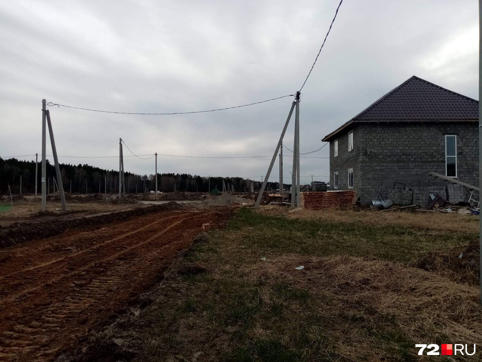 Тюменцы, получившие и купившие участки в Падерина, возмущены, что, принимая решение о строительстве крематория в непосредственной близости к жилому району, никто не спросил и не учел их мнение Тюменцы, получившие и купившие участки в Падерина, возмущены, что, принимая решение о строительстве крематория в непосредственной близости к жилому району, никто не спросил и не учел их мнение