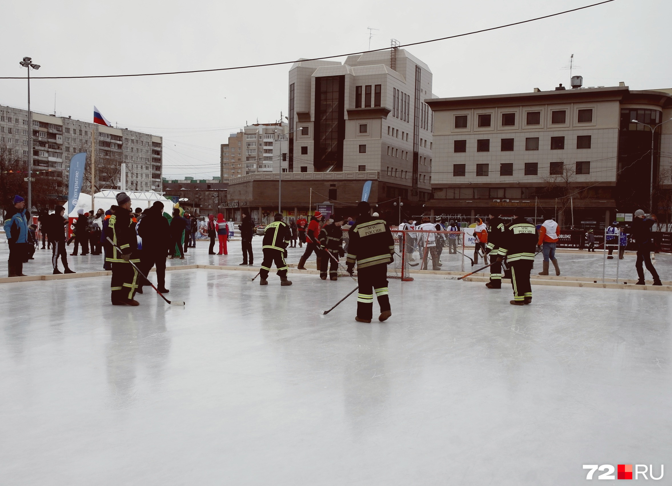 Всего на льду играли восемь команд. Среди них были не только пожарные, но и моржи, банкиры, чиновники, представители пресс-служб