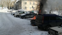 На парковке в Новосибирске вспыхнул автомобиль такси — это попало на видео