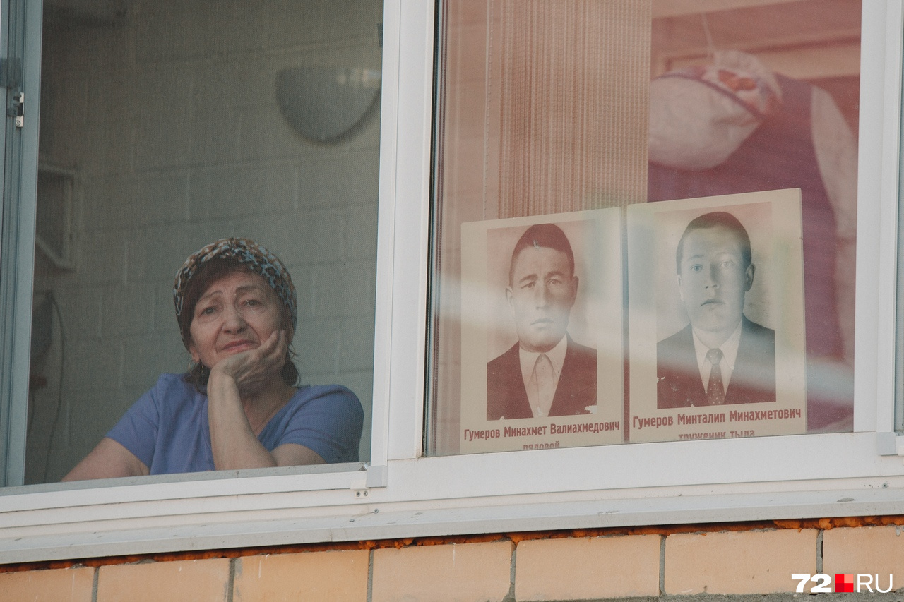 Во время концертов под окнами тюменцы выставляли фотографии своих родных — участников войны