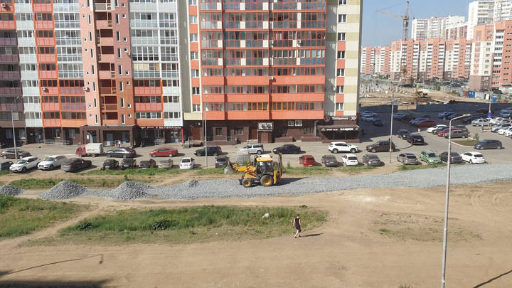 На площадке будущего сквера на Северо-Западе Челябинска начали строить дорогу