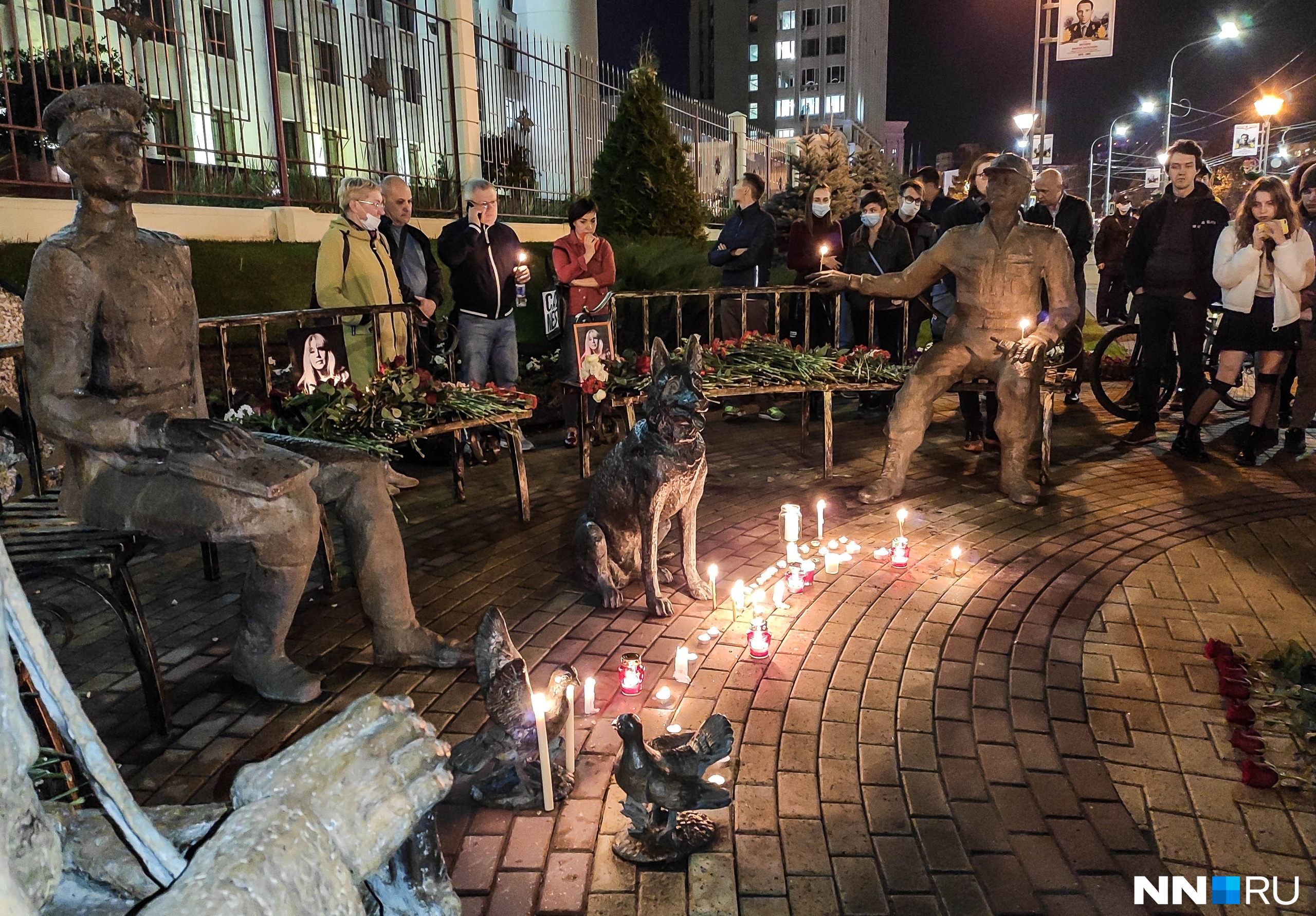 Спустя несколько часов ожидания оцепление сняли и люди смогли подойти к месту, где все произошло Спустя несколько часов ожидания оцепление сняли и люди смогли подойти к месту, где все произошло