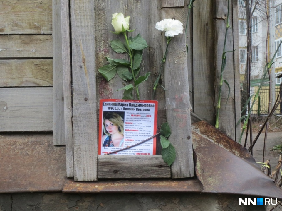 Нижегородцы несколько недель несли цветы к месту убийства Маши